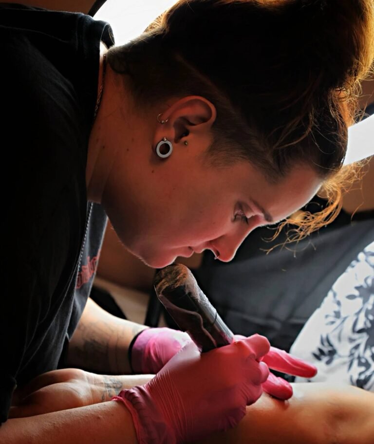 Tattoo artist creating realism tattoo at 8 Millas Tattoo & Piercing Calas de Mallorca studio